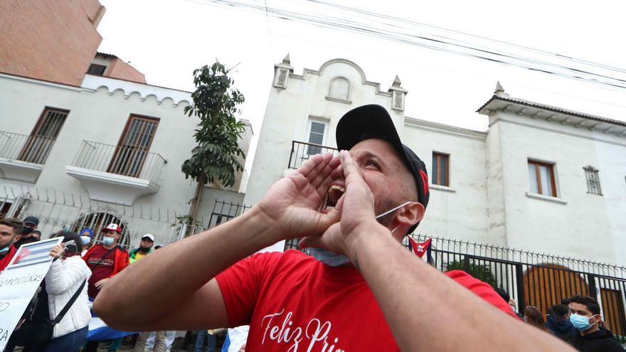 Vándalos pintan de rojo el frontis de la Embajada de Cuba en el Perú