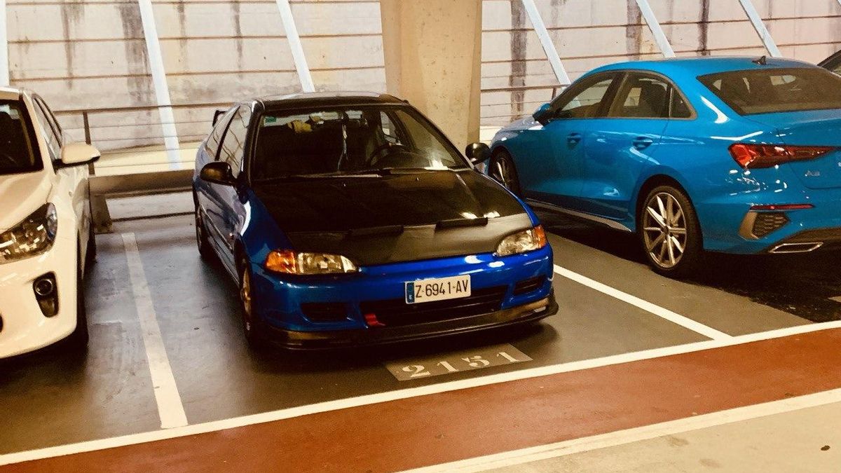 Se precipita cuatro plantas con un coche en el aeropuerto y apuñala a sus padres en Bilbao