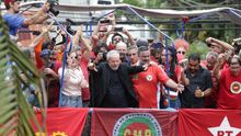 El expresidente brasileño Lula da Silva, entre Gleisi Hoffmann y Paulo Pimenta (ambos del Partido de los Trabajadores), al comienzo de su discurso en el Sindicato de Metalúrgicos de ABC paulista