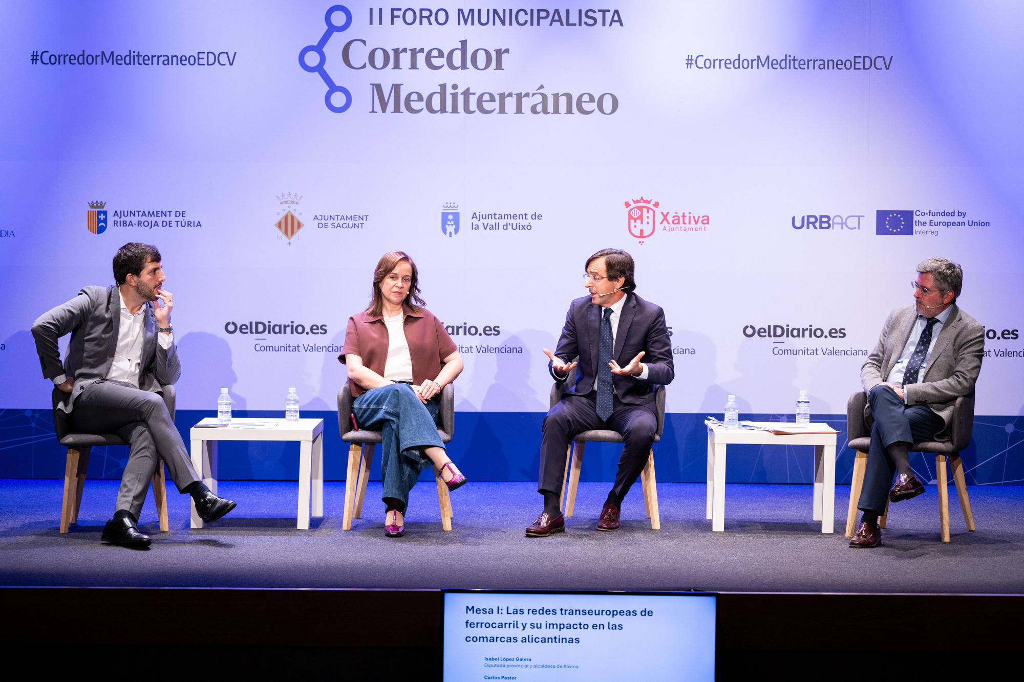 Sergi Pitarch, director de elDiario.es en la Comunitat Valenciana; Isabel López Galera, alcaldesa de Xixona; Luis Rodriguez, presidente del Puerto de Alicante; y Carlos Pastor, diputado de Desarrollo Económico y Proyectos Europeos de la Diputación de Alicante, en el II Foro Municipalista Corredor Mediterráneo.