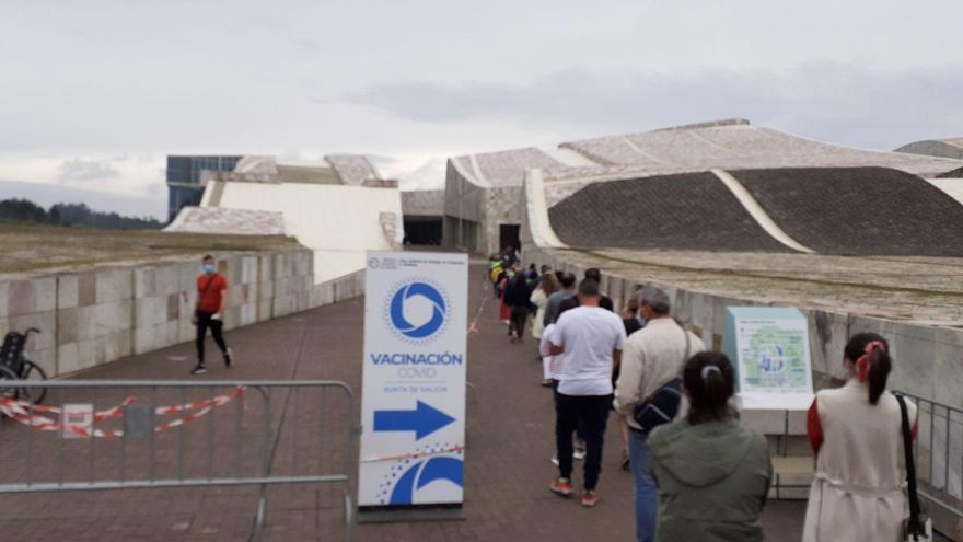 Fila para vacunarse en la Cidade da Cultura
