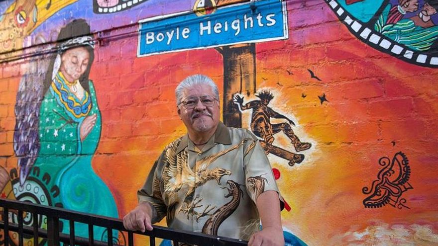 El escritor de la obra "Always Running: La Vida Loca, Gang Days in L.A.", Luis J. Rodríguez, fue registrado este jueves al posar para Efe, en el Teatro "Casa 0101" de Los Ángeles (California, EE.UU.).