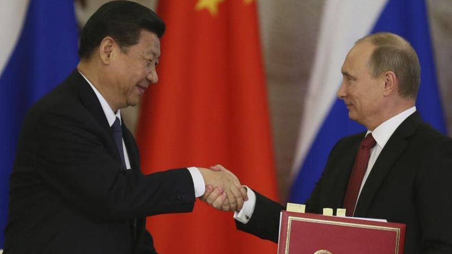 El presidente ruso Vladímir Putin (dcha) y el presidente chino, Xi Jinping (izda), se reúnen en el Kremlin de Moscú (Rusia) EFE/Sergei Ilnitsky/Archivo