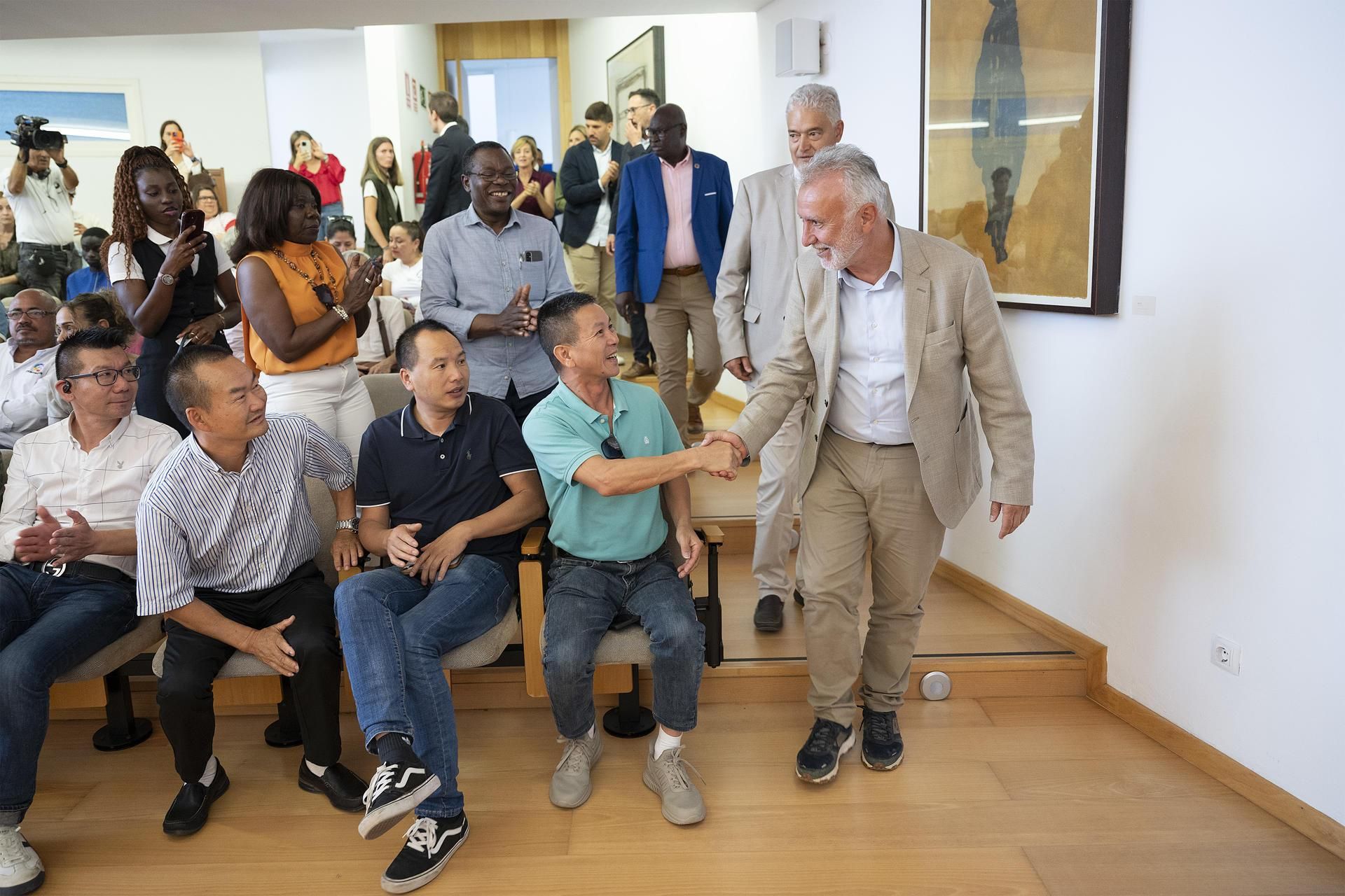 El ministro de Política Territorial y Memoria Democrática, Ángel Víctor Torres (d), y el alcalde de Tías (Lanzarote), José Juan Cruz (2d), se reunieron este viernes con colectivos de migrantes.