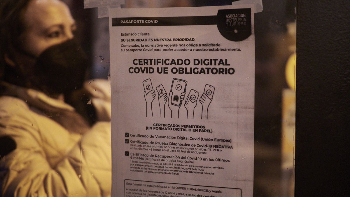 Archivo - Un establecimiento hostelero a 27 de noviembre de 2021, en Pamplona, Navarra (España). El pasaporte Covid se convierte en requisito para entrar a determinados y eventos en Navarra desde este sábado. La medida estará vigente hasta el 7 de enero d