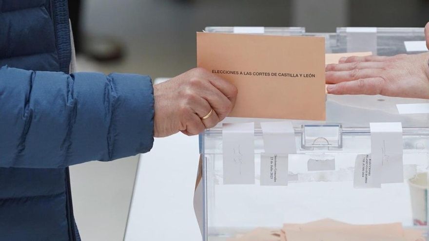 Una persona vota en las elecciones de Castilla y León