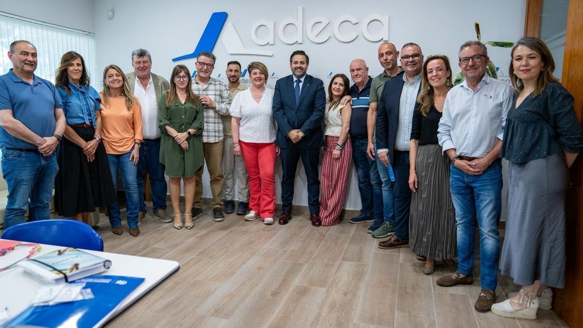 El presidente del Partido Popular de Castilla-La Mancha, Paco Núñez, ha mantenido una reunión con la Asociación Provincial de Empresarios de Cuchillería y Afines de Albacete (Aprecu).