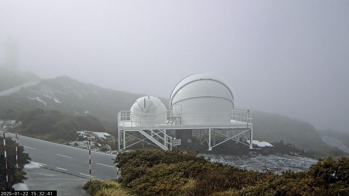 En la imagen, entorno de los telescopios Warwick, en el Observatorio del Roque de Los Muchachos,  en la tarde de este miércoles, cubierto  de granizo. Imagen captada de la webcam de los telescopios Warwick.