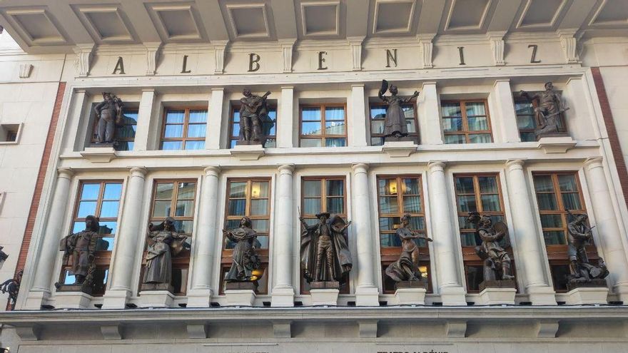 Fachada del Teatro Albéniz, con el recuperado retablo de autómatas elaborados por Ángel Ferrant.