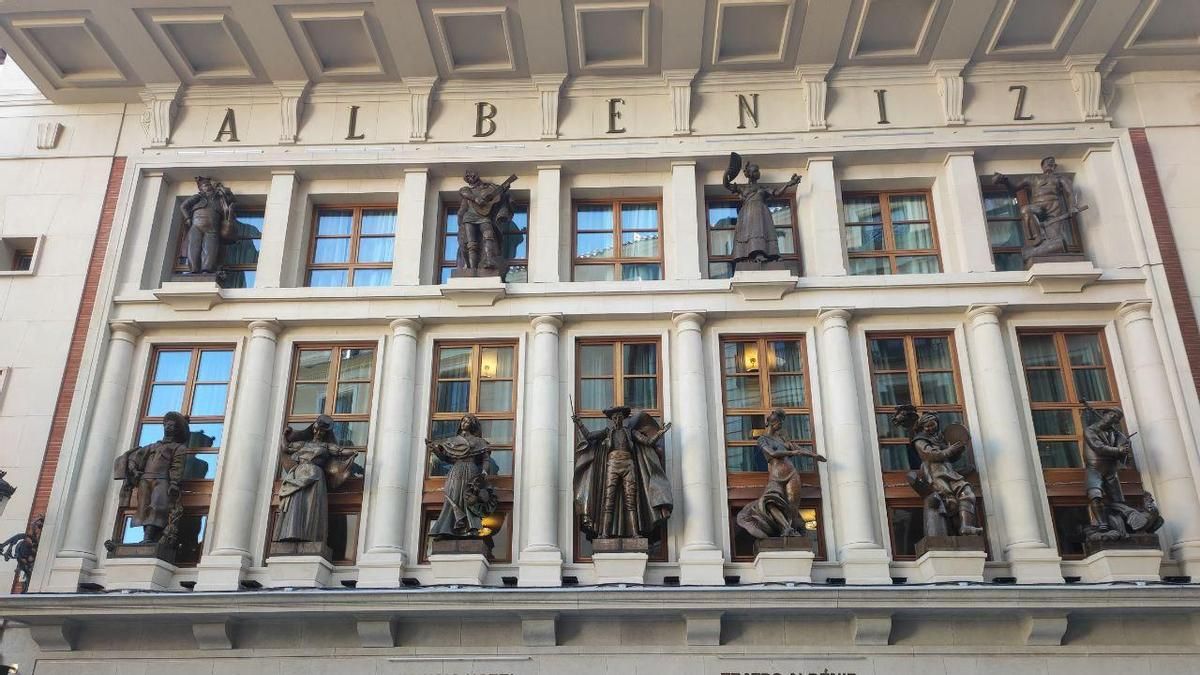 Autómatas en la fachada del Teatro Albéniz.