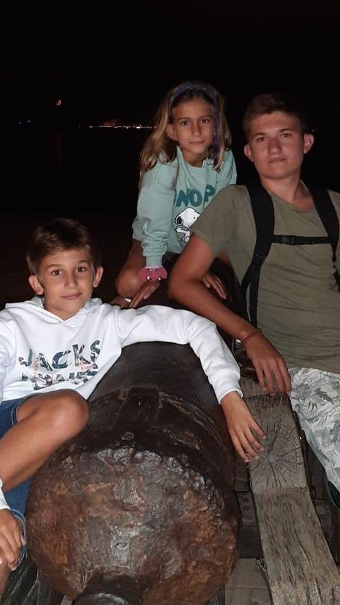 Los hermanos Andrés, David e Inés nacieron sin audición y llevan implante coclear