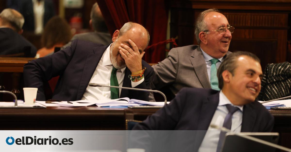 Vox boicotea con golpes en la mesa un minuto de silencio por Gaza en el Parlament balear