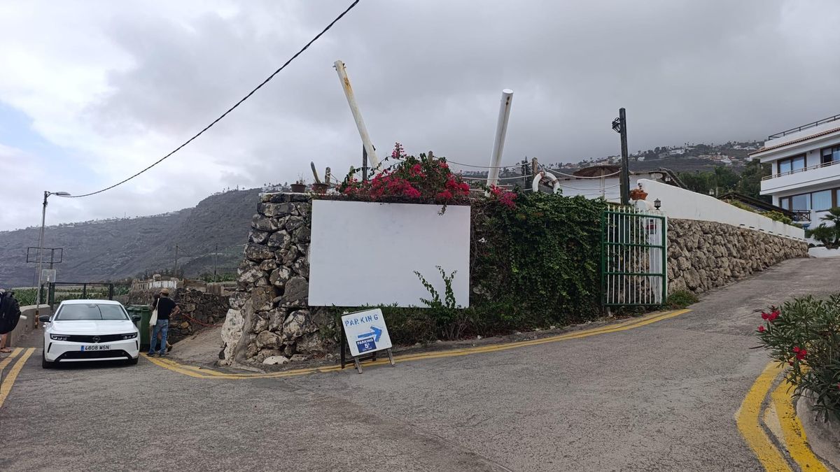 Acceso al restaurante, una vez clausurado.