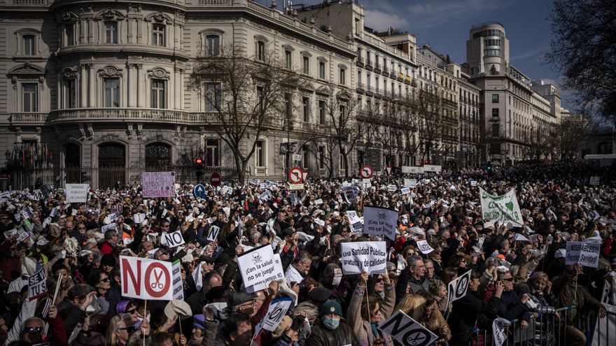 Ciudadanas alzan carteles con mensajes tales como "no a los recortes" o "con la salud no se juega" en Madrid.