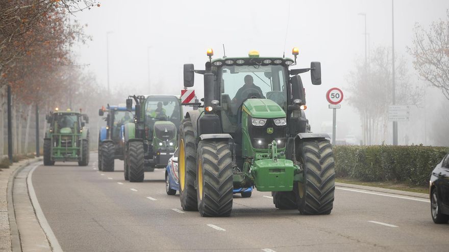Varios tractores se concentran camino a Zaragoza este martes cuando los agricultores españoles generalizan esta semana sus protestas