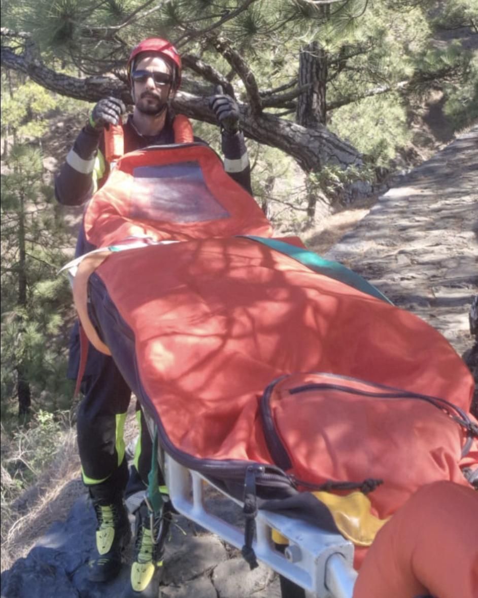 Traslado en camilla de la senderista herida  tras sufrir una caída en la zona de La Cumbrecita (El Paso).