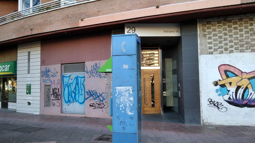 Cabina de teléfono en la calle Adriano de Vitoria