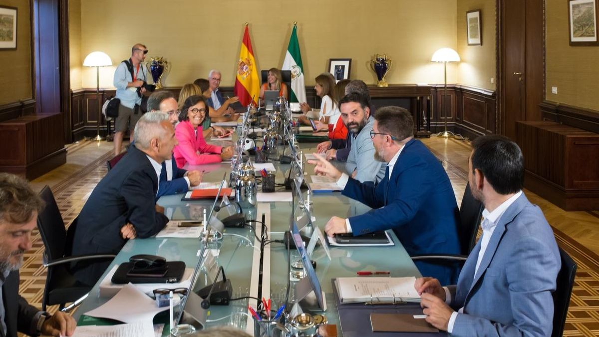 La Junta reivindica su "trabajo en el día a día" frente al "nerviosismo electoral" de la oposición con el adelanto