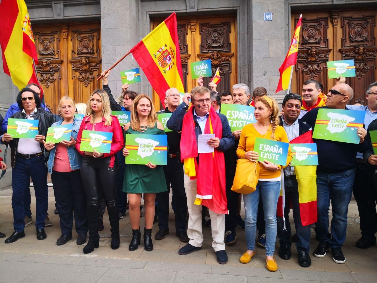 Ruben Darío Vega, diputado de Vox por Santa Cruz de Tenerife, lee el manifiesto del partido frente al Ayuntamiento de la capital tinerfeña