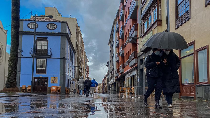 Dos personas se refugian bajo el paraguas en La Laguna.