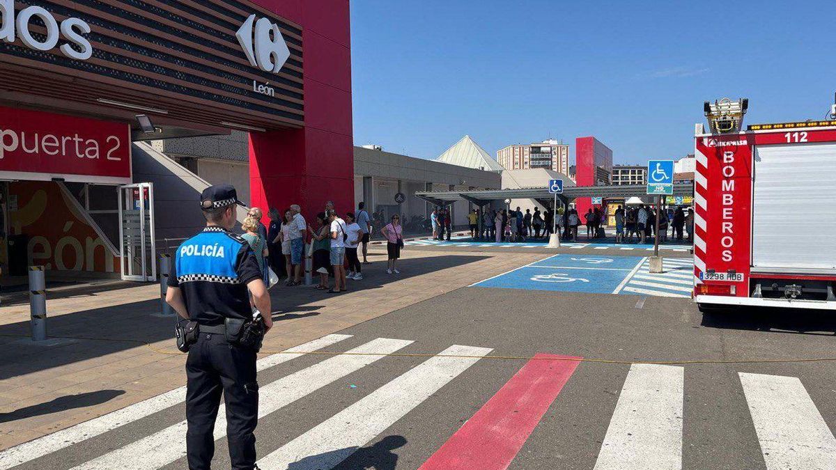Desalojo e intervención en el centro comercial Carrefour de León