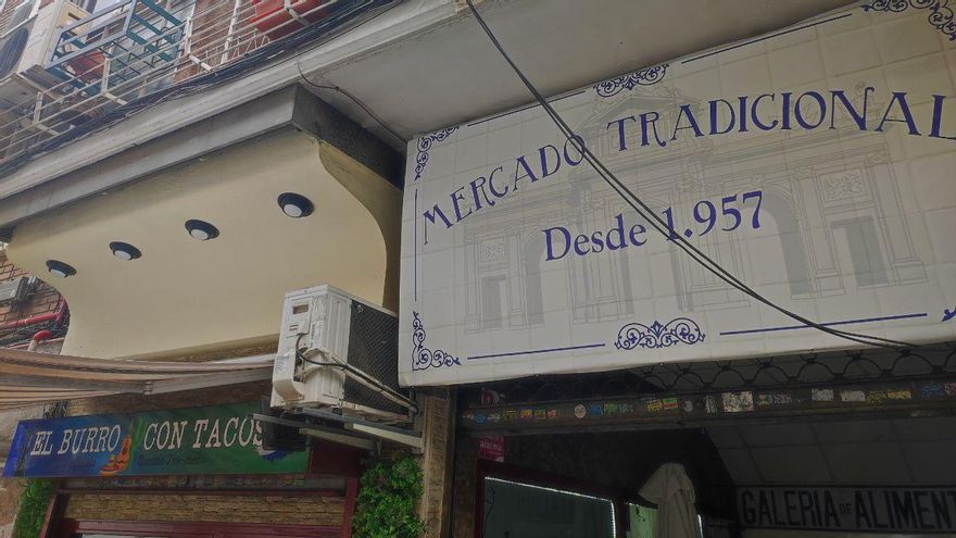 El bar El Burro Con Tacos junto a una de las entradas del Mercado Tradicional de Gutierre de Cetina.