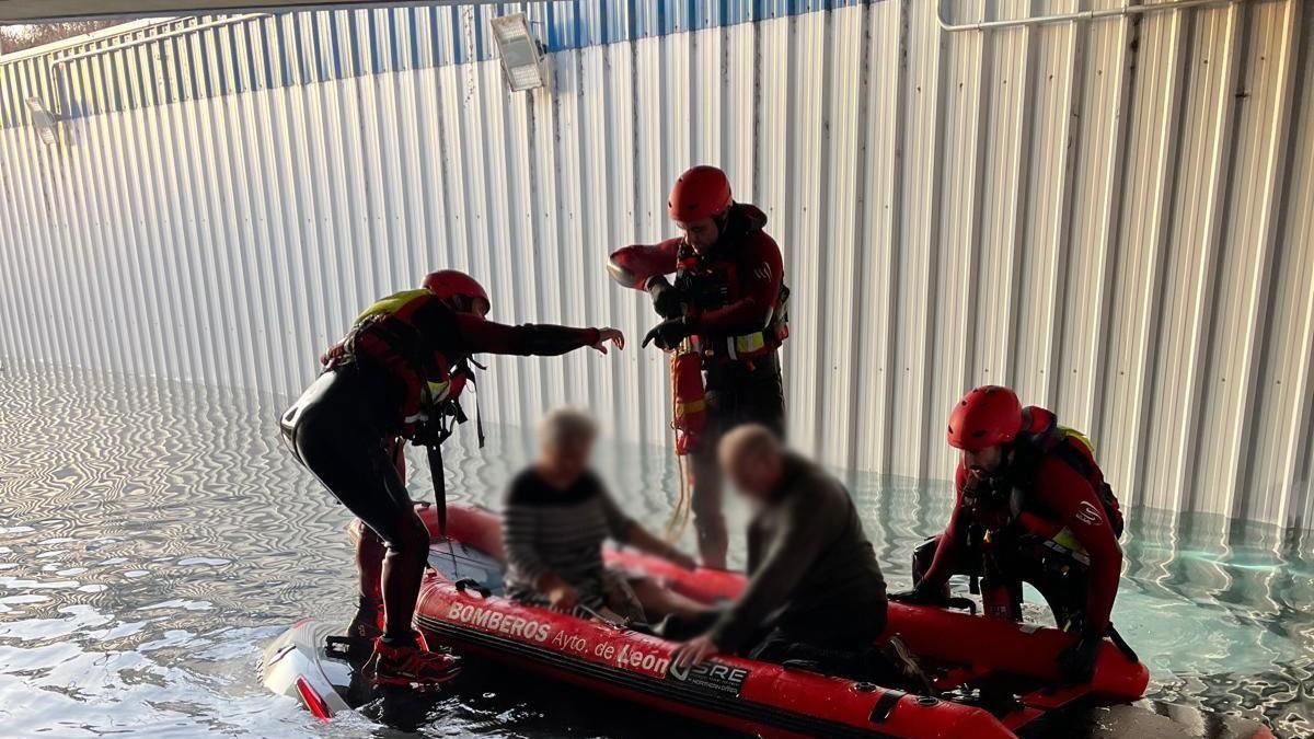 Rescatan con lancha a dos personas que circulaban pese a los avisos en el túnel inundado de Trobajo del Camino