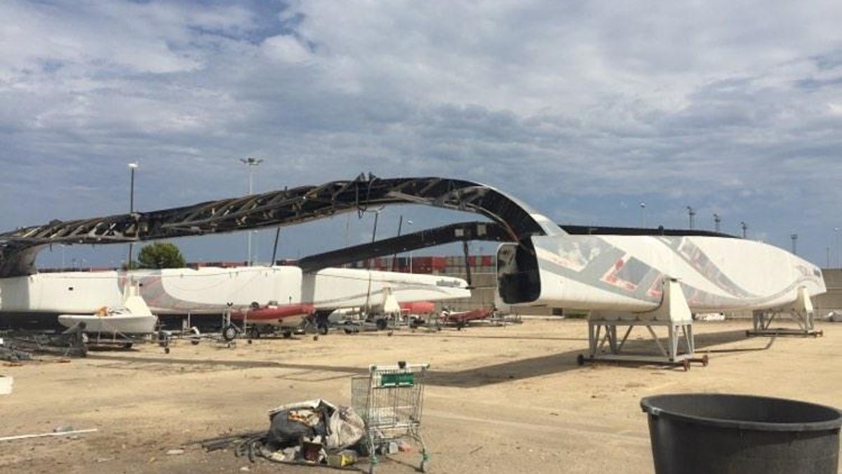 El catamarán Alinghi abandonado en la Marina Sur del Puerto de València.