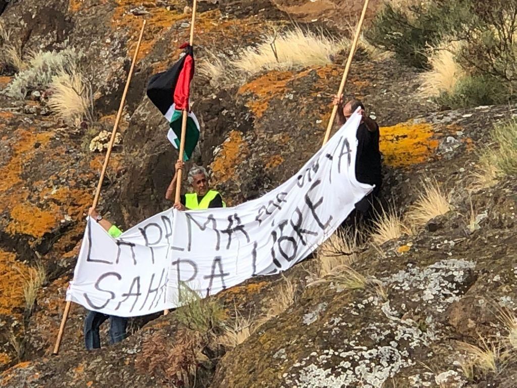Los integrantes del Grupo del Salto del Pastor colocaron una pancarta en el Risco de La Concepción.
