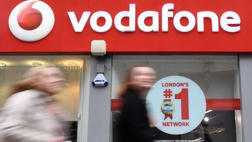 Varios viandantes pasan delante de un establecimiento de la compañía de telecomunicaciones Vodafone en Londres (Reino Unido). EFE/Andy Rain/Archivo