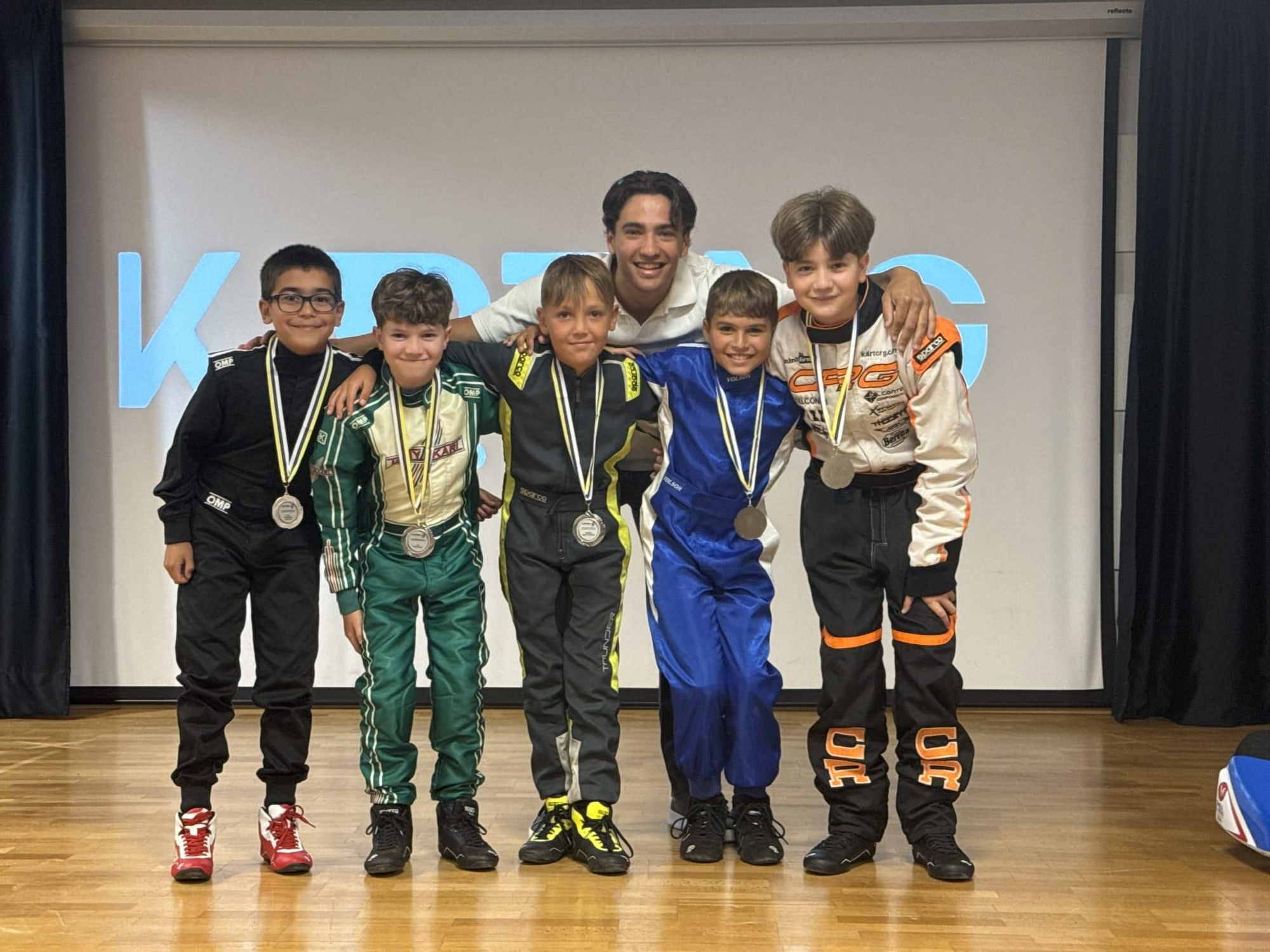 Santi Concepción con los pilotos más jóvenes.