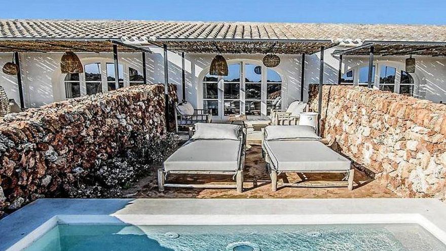 Una polémica licencia municipal permite a un hotel de lujo con piscinas ilegales eludir una multa millonaria