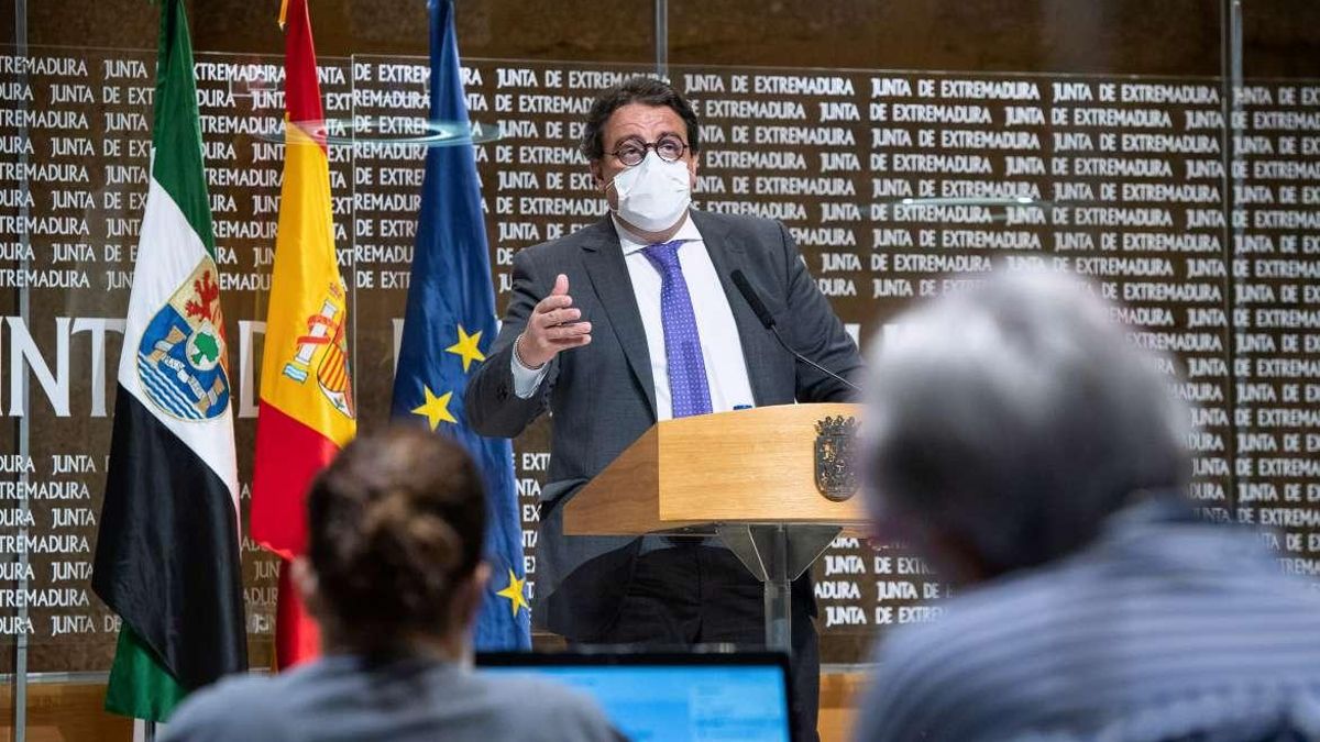 El consejero de Sanidad y Políticas Sociales, José María Vergeles, es miércoles en Mérida