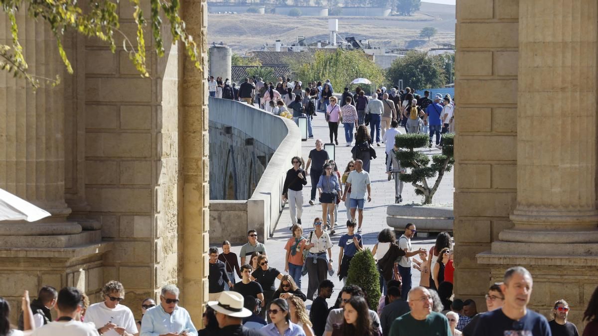 Turistas en el puente de los Santos en Córdoba sin trenes de alta velocidad con Madrid