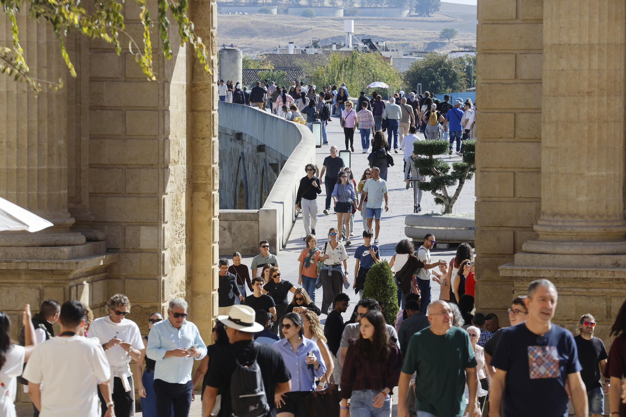 Turistas en el puente de los Santos en Córdoba sin trenes con Madrid