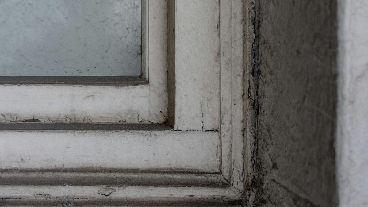 Condensación acumulada en el marco de una ventana durante el otoño.