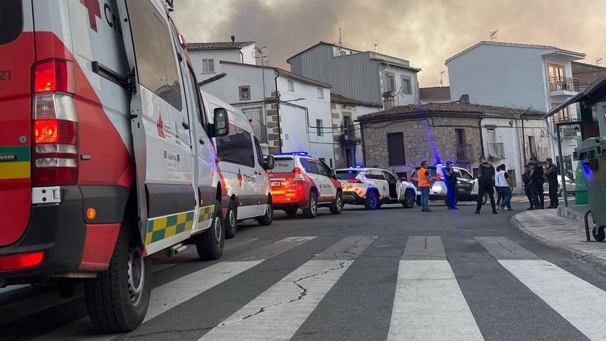 Evacuada con éxito toda la población de Cabezabellosa (Cáceres) ante el avance del incendio que amenaza al pueblo