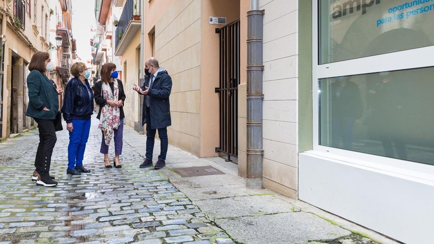 La consejera de Empleo y Servicios Sociales, Ana Belén Álvarez,en su visita a las viviendas de Ampros en Laredo