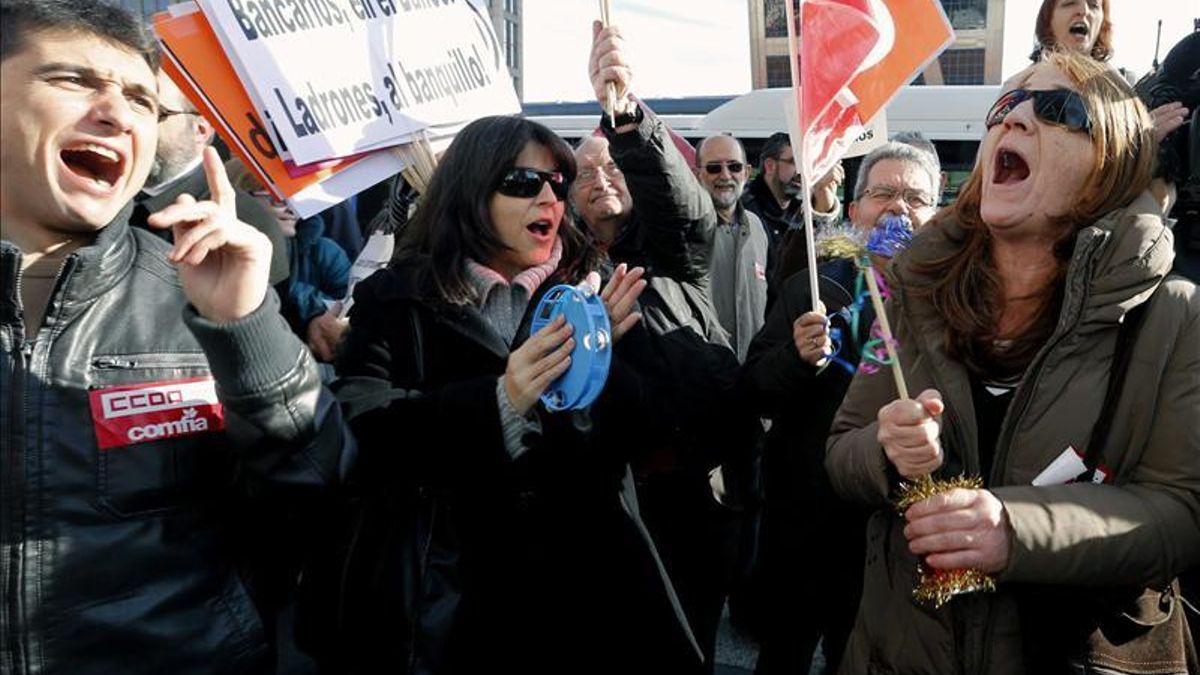 Concentración ante la Torre Bankia de Madrid, sede del banco, que prevé despedir a unos 5.000 trabajadores. EFE