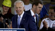 Joe Biden y Conor Lamb durante un acto de campaña en Collier, Pensilvania.