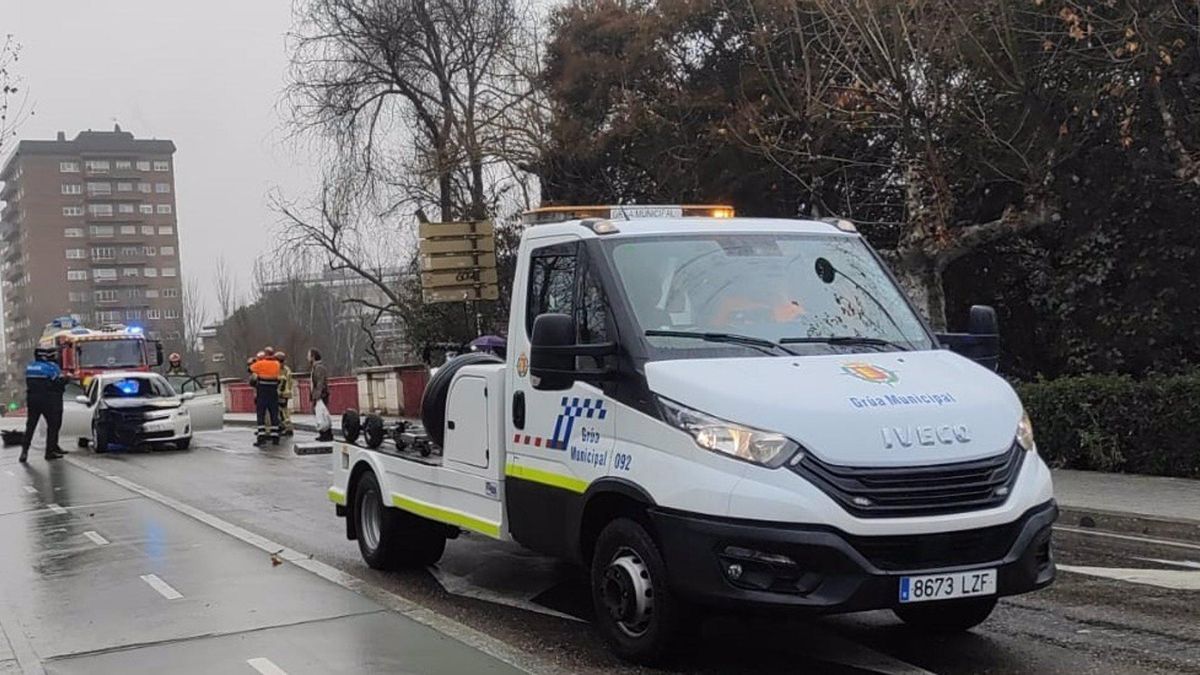 Intervención de los Bomberos y la Policía Municipal en el puente del Poniente de Valladolid.