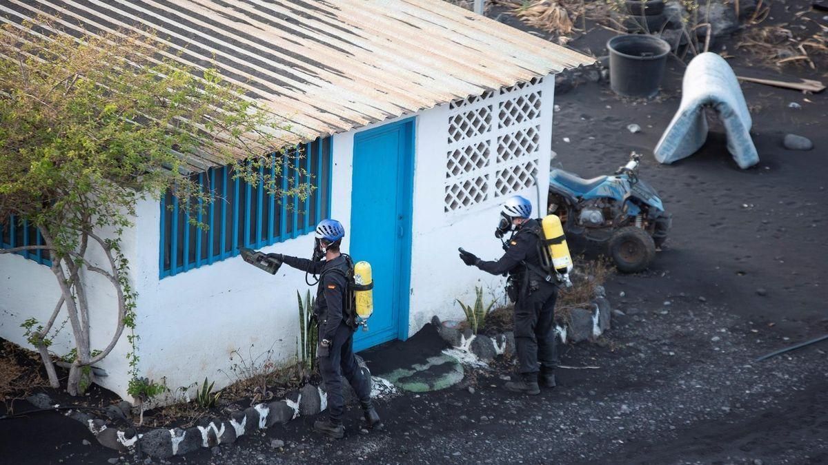 Agentes miden la presencia de gases nocivos en el barrio costero de La Bombilla.