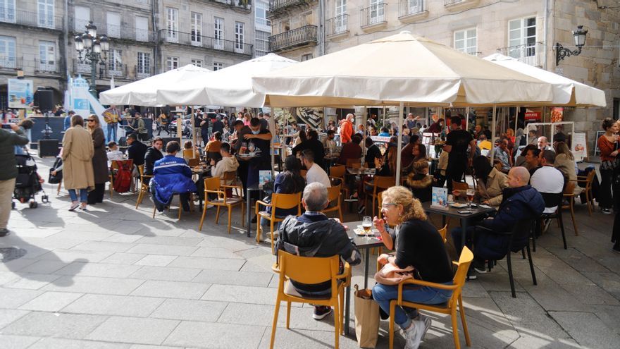 Grupos de comensales sentados en una terraza de un establecimiento, a 23 de octubre de 2021, en Vigo, Galicia (España)