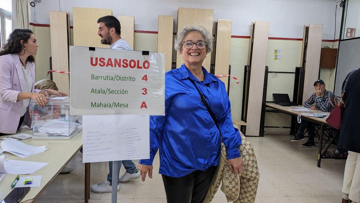 Loli, justo después de depositar su voto.