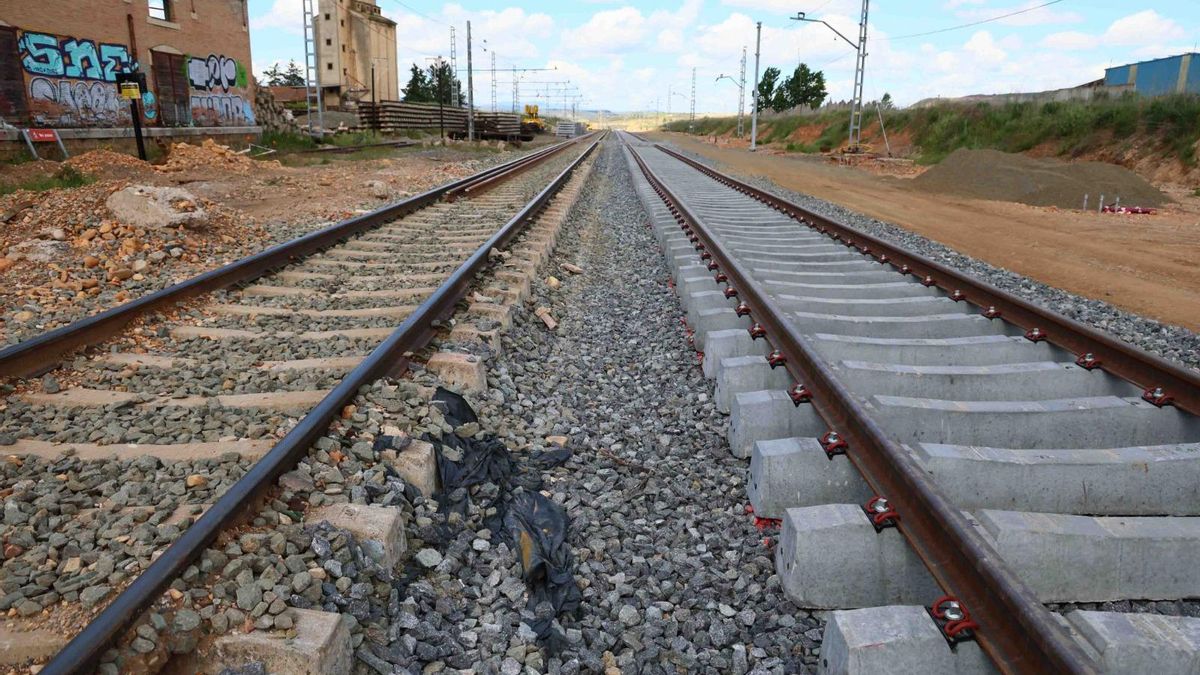 Vía de tren convencional de la línea Madrid-Zaragoza-Barcelona, a su paso por Guadalajara
