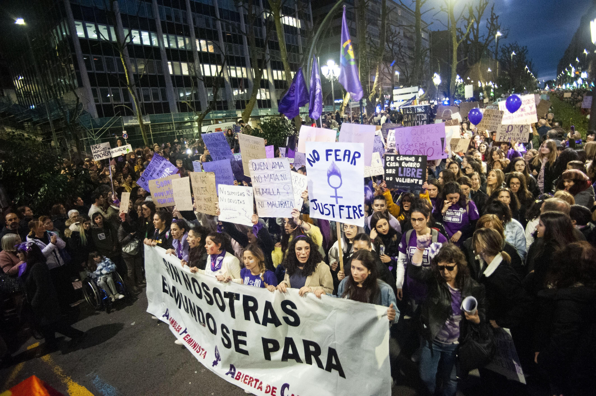 Decenas de miles de personas han colapsado el centro de Santander durante la manifestación del 8M | BUBY REY