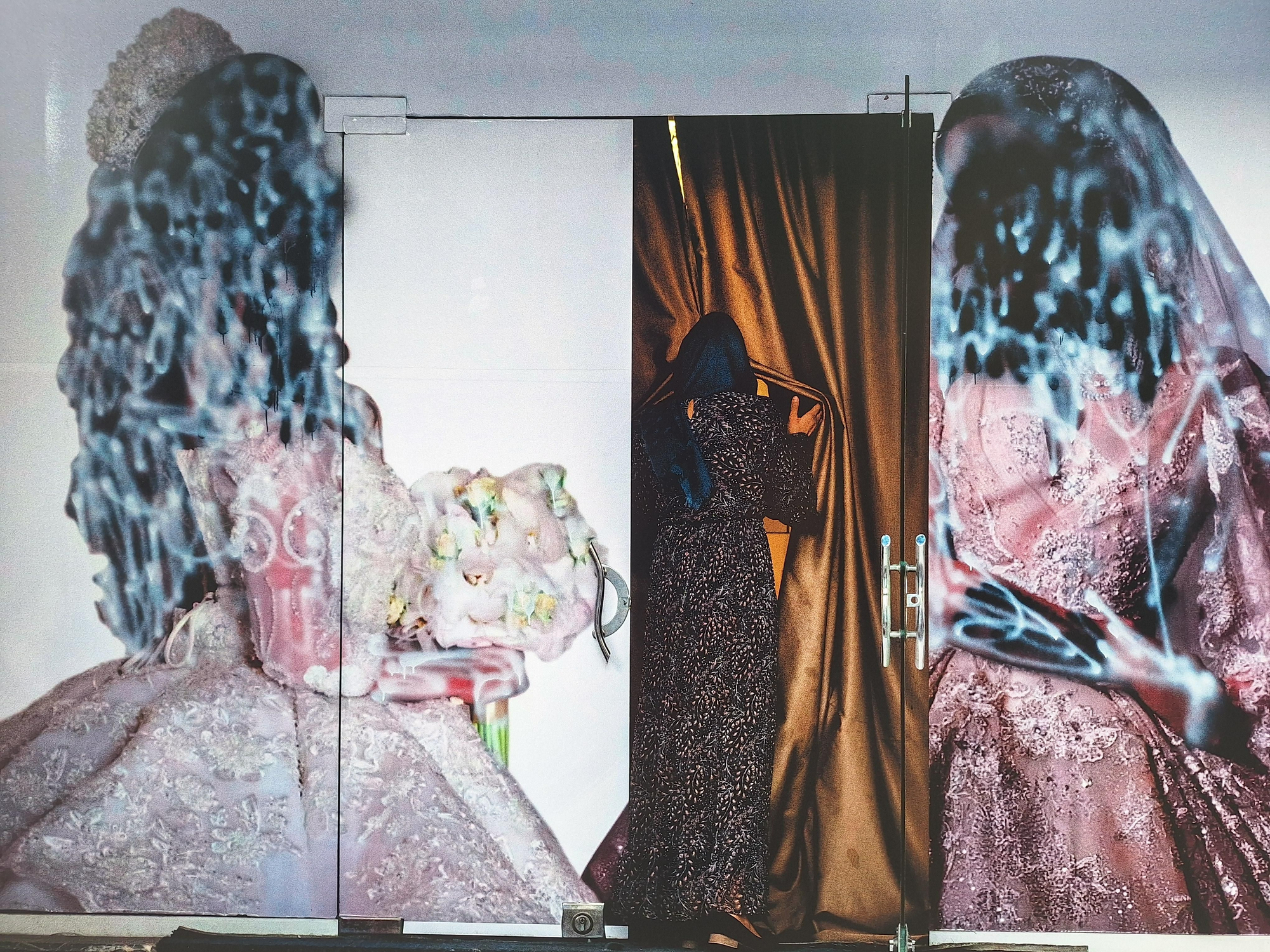 La entrada a una peluquería de Kabul, con el rostro de las mujeres pintarrajeado, en una fotografía de Bernat Armangué