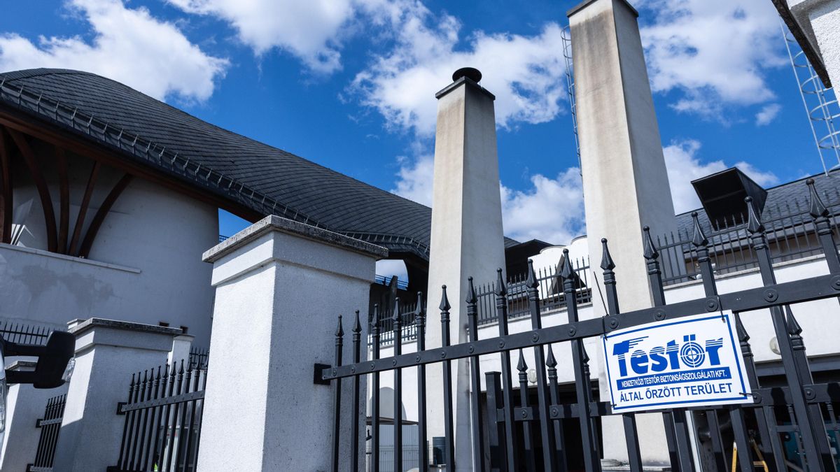 Imagen de uno de los carteles de Testör, empresa del amigo de Orbán y exalcalde de la ciudad, en el complejo deportivo.