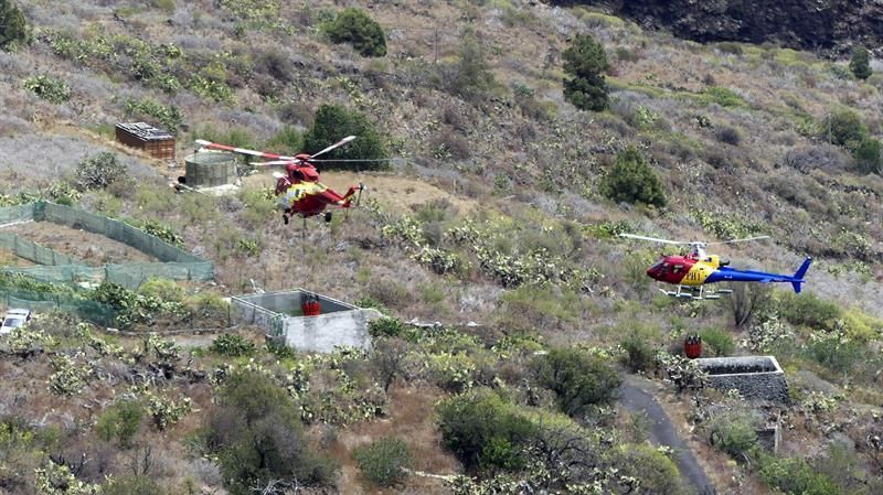 Helicópteros que trabajan en el incendio de La Palma abasteciéndose de agua