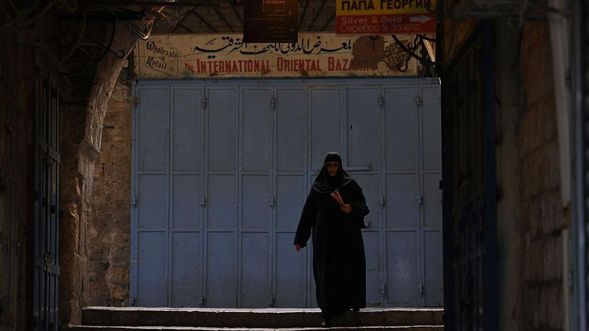 Una monja se dirige hacia la Iglesia del Santo Sepulcro en la ciudad vieja de Jerusalén el 3 de mayo de 2026.